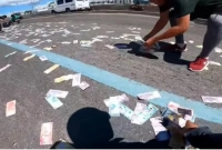 হঠাৎ মহাসড়কে টাকার বৃষ্টি, কুড়িয়ে নিতে হুড়োহুড়ি!