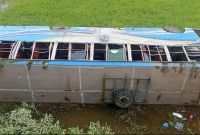 সিরাজদিখানে নিয়ন্ত্রণ হারিয়ে যাত্রীবাহী বাস খাদে