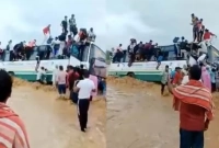 বাসের যাত্রীদের প্রাণ রক্ষার চেষ্টা, রুদ্ধশ্বাস ভিডিও ভাইরাল (ভিডিওসহ)