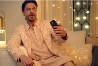 কোন ফোন ব্যবহার করেন শাহরুখ, দাম কত জানেন?