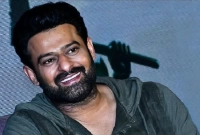 নতুন সিনেমার জন্য ১০০ কোটি নিলেন প্রভাস