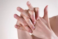 আঙুল ফোটানো কি ক্ষতিকর? যা জানালেন বিশেষজ্ঞ