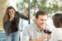 সুন্দরী স্ত্রী থাকতেও পুরুষরা কেন অন্য নারীর প্রেমে পড়ে, জানেন?