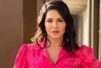 বাবার কাছে হাতেনাতে ধরা পড়েছিলেন সানি লিওন