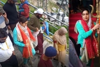 প্রবল বৃষ্টিতে ধস, দুর্গম পাহাড়ে পায়ে হেঁটে রওনা দিলেন সারা