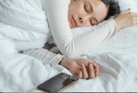 ঘুমানোর সময় সঙ্গে মোবাইল! জানেন, কত বড় বিপদ ডেকে আনছেন