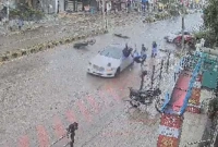 এক বাইক চালক ও দুই স্কুলছাত্রীকে উড়ালো দ্রুত গতির গাড়ি! (ভিডিও)