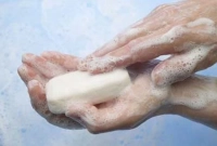 পরিবারের সবাই একই সাবান ব্যবহার করেন? যা বলছেন বিশেষজ্ঞরা 