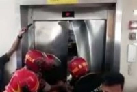 তিন দিন লিফটে আটকে থাকার পর নারীর মৃত্যু