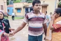 স্বামী তুমি কার? যুবক ধরে আদালত চত্বরে দুই বউের টানাটানি!