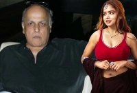 ঘরে ঢুকেই তরুণীর হাত ধরে চুমু খেলেন মহেশ ভাট!