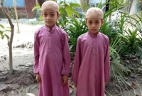 জন্ম-মৃত্যু একসঙ্গে, দাফনও পাশাপাশি কবরে!