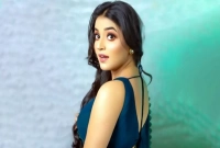 কোমর থেকে হাত সরাতেই প্যান্ট খুলে গেল অভিনেত্রীর!