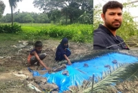 বাবার কবরের মাটিতে হাত রেখে কান্না করেই যাচ্ছে দুই সন্তান