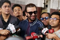  শাকিব খান বিমানবন্দরে নামতেই ভক্তদের কান্ড!