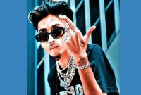 একসময় দিন কাটতো রাস্তায়, এখন শরীরে কোটি টাকার অলঙ্কার!