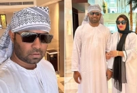 জোব্বা পরিহিত স্ত্রীর সঙ্গে কাজী মারুফ