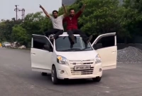 চলন্ত গাড়ির ছাদে চালক, রিলের নেশায় জীবন-মৃত্যুর মেতেছে যুবসমাজ!