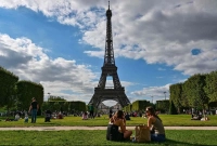 দুই মাতালের অদ্ভূত কাণ্ডে শিরোনামে আইফেল টাওয়ার