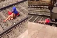 ফোন কানে ট্রাকে বসেছিলেন, যুবতীর ওপর দিয়ে চলে গেল ট্রেন! (ভিডিও)