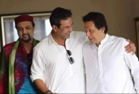  শেষ পর্যন্ত ওয়াসিম আকরামের প্রতিবাদের জয় হলো, স্থান পেলেন ইমরান খান 