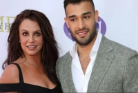 স্ত্রীর পরকীয়া হাতেনাতে ধরে ফেলেছেন!