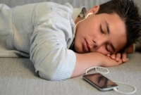 ফোন চার্জে রেখে ঘুমাবেন না, সতর্কবার্তা দিল অ্যাপল