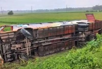 নিয়ন্ত্রণ হারিয়ে ধান ক্ষেতে গিয়ে উল্টে পড়ল বাস!
