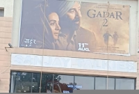 চলছিল গদর-২, সিনেমা হল লক্ষ্য করে হঠাৎ বোমাবাজি