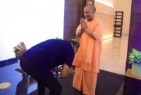 যোগী আদিত্যনাথের পা ছুঁয়ে প্রণাম করলেন রজনীকান্ত! 