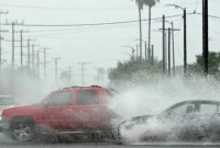 স্থানীয়দের মাঝে আতঙ্ক, লন্ডভন্ড ক্যালিফোর্নিয়া