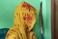 বিয়ের দাবিতে এক সন্তানের জনকের বাড়িতে কিশোরী