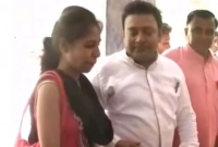 থানায় মামলা করতে আসা স্ত্রীর জন্য স্বামী গাইলেন রোম্যান্টিক গান! (ভিডিও)