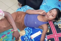 নিজের জীবন দিয়ে মেয়েকে বাঁচালেন মা