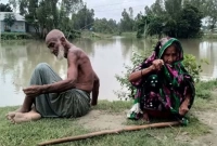 নির্জন কবরস্থানে পড়ে আছে বৃদ্ধ বাবা-মা, ঠাঁই হলো না ৫ ছেলের ঘরে