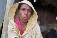 পদ্মার করাল গ্রাসে মাত্র ৩০ মিনিটে নদি গর্ভে বিলীন বসতবাড়ি