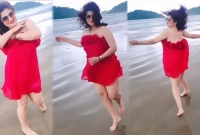 দমকা হওয়ায় উড়লো পোশাক, অস্বস্তিতে শ্রাবন্তী! (ভিডিও)