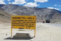 পেট্রোল-ডিজেল ছাড়াই রহস্যময় এই জায়গাটিতে গাড়ি চলে