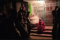 'বাড়ির লোকজন বসতঘরের গেট বন্ধ করে তালা ঝুলিয়ে রেখেছে'