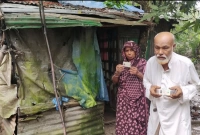 ছিলেন মসজিদের খাদেম, এখন মাটির ভাঙা ঘরে না খেয়ে বিনা চিকিৎসায়