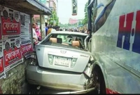 দুমড়ে-মুচড়ে গেল দুটি মাইক্রোবাস