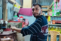 মনিরের চা দোকানের খ্যাতি এখন জেলাজুড়ে, মাসে আয় ৫০ হাজার