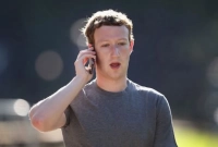 জানেন, কোন ফোন ব্যবহার করেন মার্ক জুকারবার্গ?