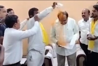 মহারাষ্ট্রের রাজস্বমন্ত্রীর গায়ে হলুদের গুঁড়া ছিটিয়ে দিলেন বিক্ষুব্ধ ব্যক্তি! (ভিডিও সহ)