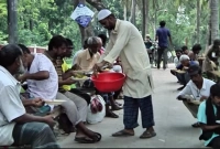 প্রতি শুক্রবার ২ শতাধিক ছিন্নমূলের মুখে আহার তুলে দেন এক চা-বিক্রেতা