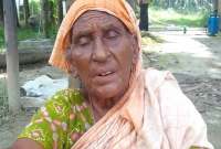 ছয় ছেলেমেয়ে থাকার পরও ভিক্ষা করে খেতে হয় জন্মান্ধ বৃদ্ধাকে