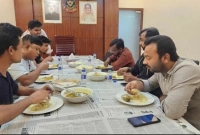 ডিবি কার্যালয়ে দুপুরের খাবার খেলেন হিরো আলম