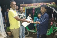 হতদরিদ্র যুবক মোবাইল ফেরত দিয়ে উপহার পেলেন টমটম!