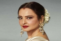 ভক্তের বায়না শুনেই তাকে চড় মারলেন রেখা!