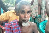 হারেজ আলীকে একনজর দেখতে ভিড় করছেন আশপাশের মানুষ  হারেজ আলীকে একনজর দেখতে ভিড় করছেন আশপাশের মানুষ